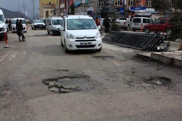 Caddelerde Oluşan Çukurlar Trafiği Olumsuz Etkiliyor