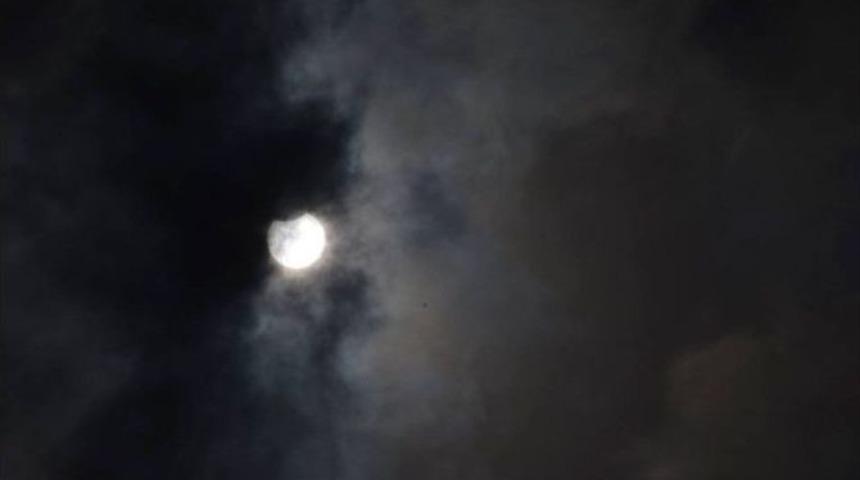 G&uuml;neş Tutulması Edremit&rsquo;te B&ouml;yle G&ouml;r&uuml;nt&uuml;lendi