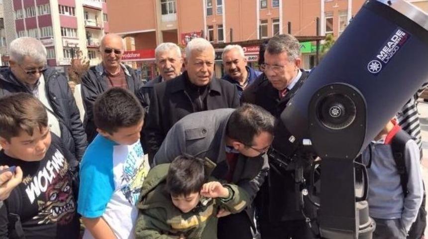 Karaman&rsquo;da Vatandaşlar G&uuml;neş Tutulmasını İzledi