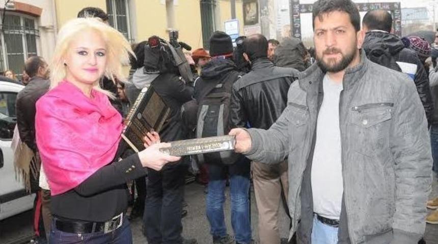 Taksim&rsquo;de İbrahim Tatlıses İ&ccedil;in Kuran-ı Kerim Dağıtıldı