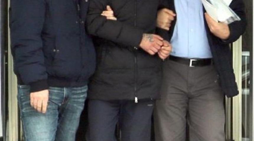 Doktoru Bı&ccedil;aklayıp, Ambulans S&uuml;r&uuml;c&uuml;s&uuml;n&uuml;n De Y&uuml;z&uuml;n&uuml; Isırdı