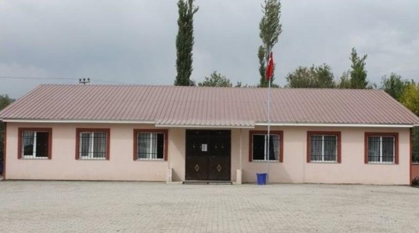 Eskişehir Polisindeh Elazığ&rsquo;daki &Ouml;ğrencilere Kitap Ve Kırtasiye Desteği