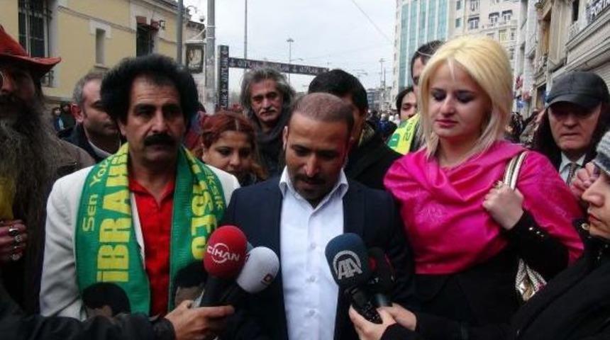 İbrahim Tatlıses  I&ccedil;in İstiklal Caddesi'nde Kur'an-I Kerim Dağıttılar
