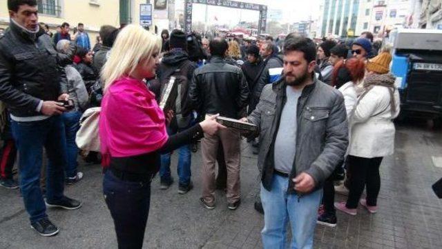 İbrahim Tatlıses  Için İstiklal Caddesi'nde Kur'an-I Kerim Dağıttılar