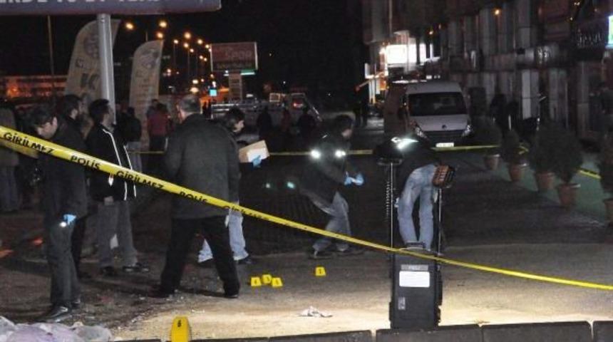 Tunceli'de Zırhlı Ara&ccedil; Taşlandı, Polisler Havaya Ateş A&ccedil;tı