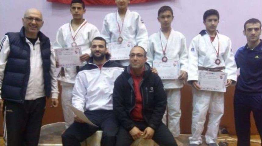 Yalovalı Judocu T&uuml;rkiye &Uuml;&ccedil;&uuml;nc&uuml;s&uuml; Oldu