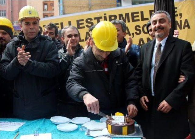 İmza Kampanyası Standında Maden Işçisine Doğum Günü Sürprizi