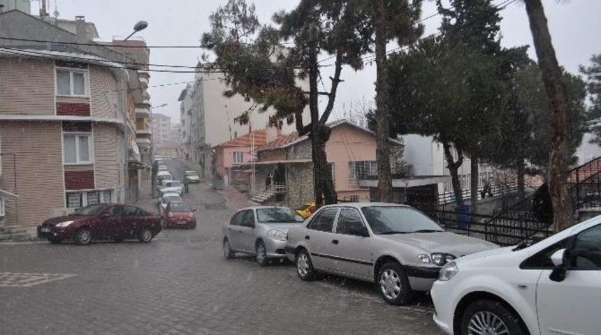 Demirci&rsquo;de Kar Yağışı Başladı