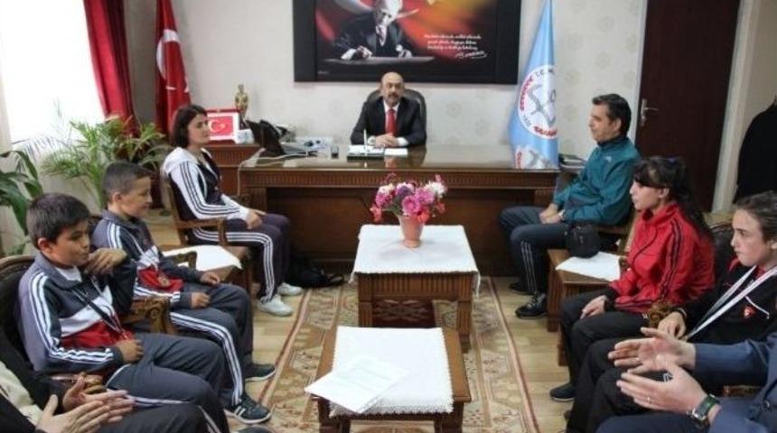 &Ouml;ğrencilerden Milli Eğitim M&uuml;d&uuml;r&uuml;ne Ziyaret