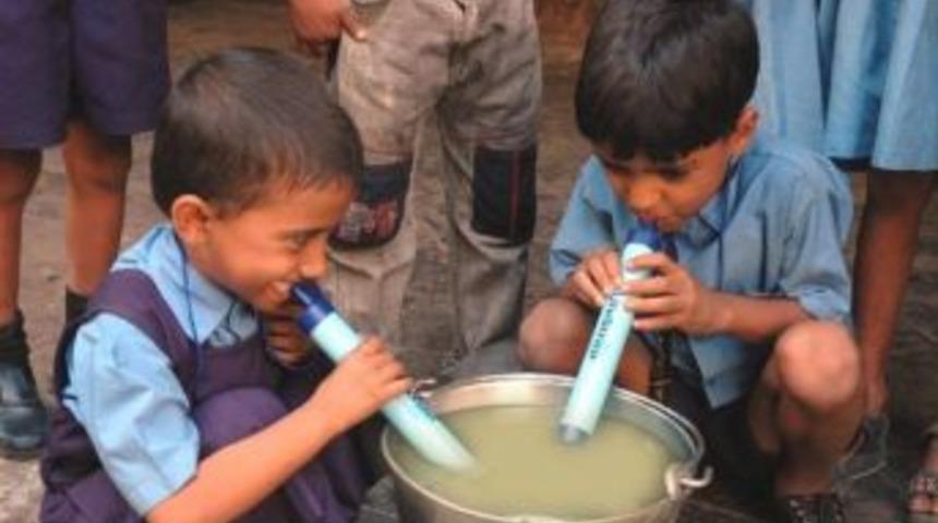 Afrika&rsquo;daki &Ccedil;ocukların Kirli Suları B&ouml;yle T&uuml;ketiyor