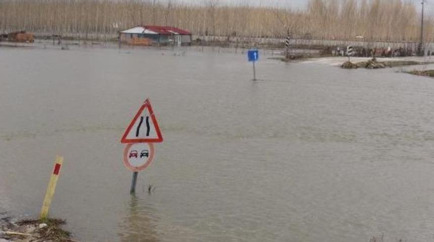 Taşkın Nedeniyle K&ouml;y Yolları Kapandı
