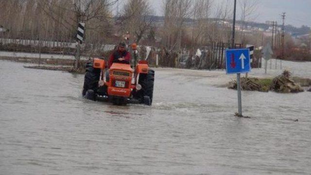 Taşkın Nedeniyle Köy Yolları Kapandı