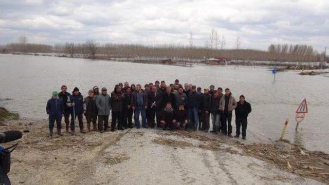 Taşkın Nedeniyle Köy Yolları Kapandı