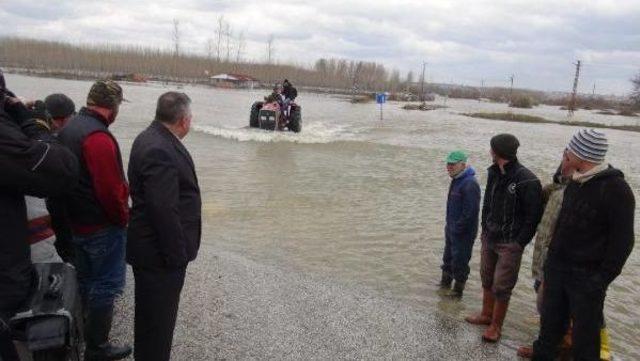 Taşkın Nedeniyle Köy Yolları Kapandı