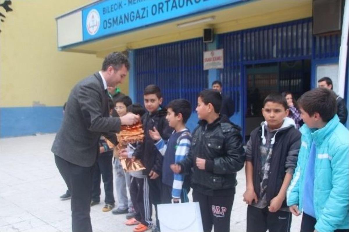 Futbol Turnuvasında Başarılı Olan Takım Ve Gol Kralı Kupalarını Aldı