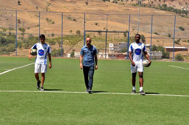 Diyarbakır'a gelen Kolombiyalı futbolcular, çeviri programıyla anlaşıyor