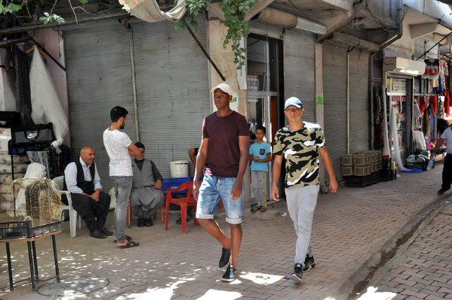 Diyarbakır'a gelen Kolombiyalı futbolcular, çeviri programıyla anlaşıyor