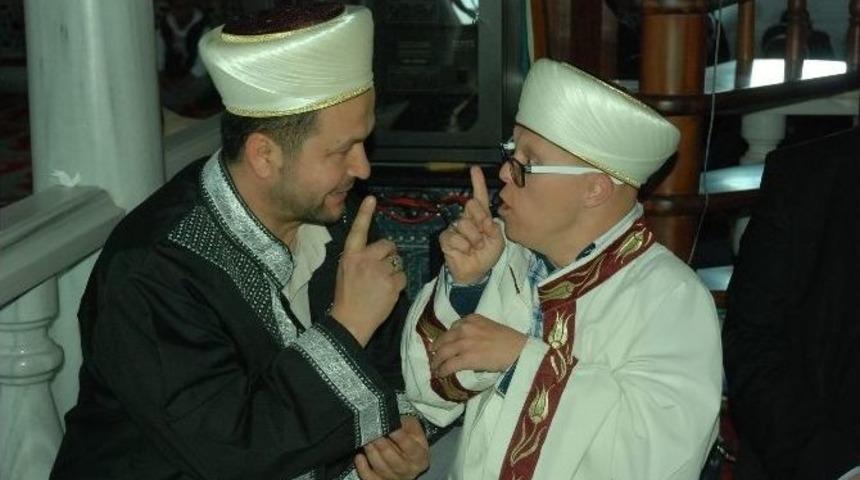 Konuşamayan Down Sendromlu Gen&ccedil; Cuma Namazında Ezan Okudu