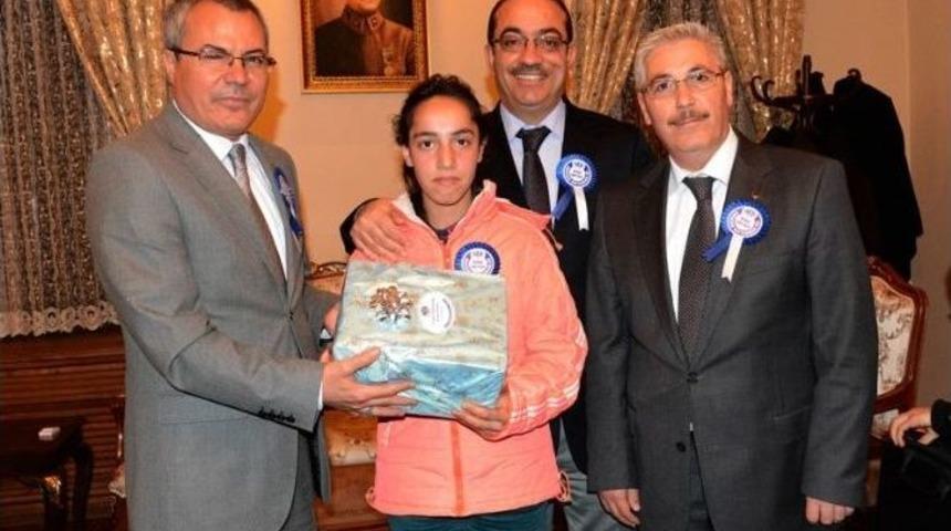 Vergi Haftası Yarışmalarında Dereceye Giren &Ouml;ğrencilere &Ouml;d&uuml;lleri Verildi