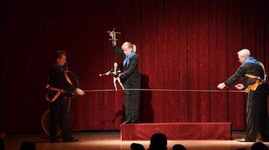 &lsquo;bir Sirk Parodisi&rsquo; Adlı Oyun Aliağa&rsquo;da Sahnelendi