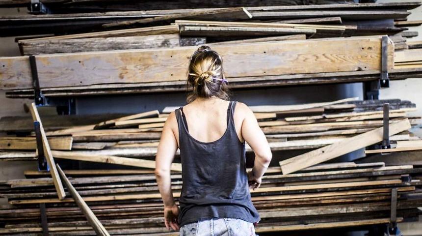 &Ccedil;&ouml;pten topladığı atık kerestelerle harikalar yarattı!