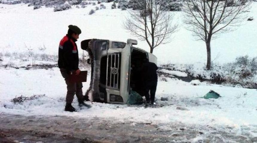 Y&uuml;zme Şampiyonasına Giden &Ouml;ğrencileri Taşıyan Minib&uuml;s Devrildi: 1 &Ouml;l&uuml;, 17 Yaralı