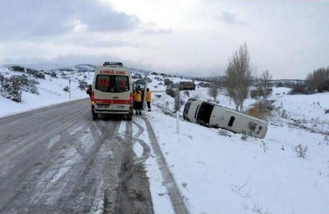 Yüzme Şampiyonasına Giden Öğrencileri Taşıyan Minibüs Devrildi: 1 Ölü, 17 Yaralı