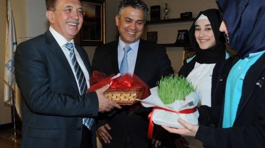 &Ouml;ğrencilerden Başkan &Ccedil;etin&rsquo;e Nevruz Hediyesi