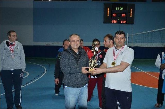 Tosya Voleybol Turnuvası Şampiyonı Milli Eğitim Oldu