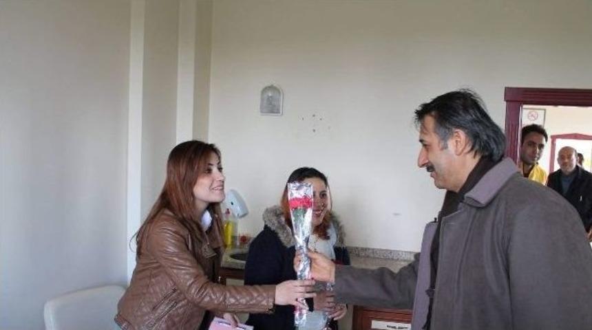 Aksoy, Sağlık &Ccedil;alışanlarına Karanfil Dağıttı