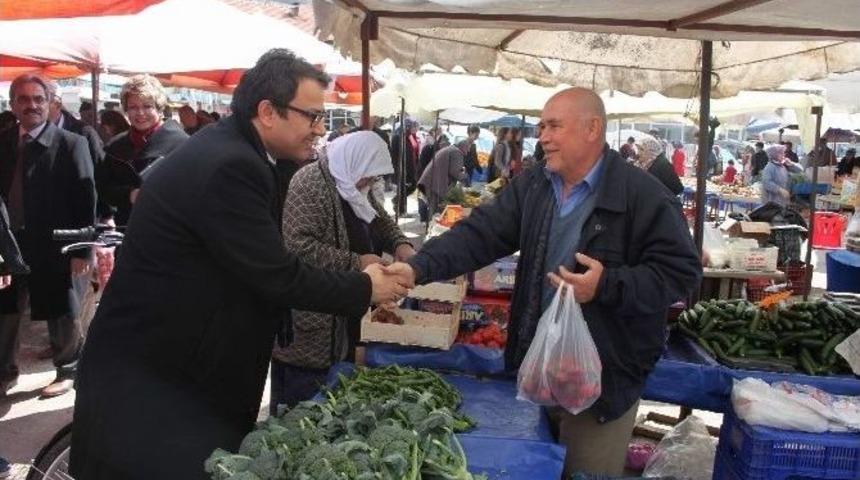 Ak Aday Adayı Şakır, Bucak&rsquo;ta Pazar Esnafını Ziyaret Etti