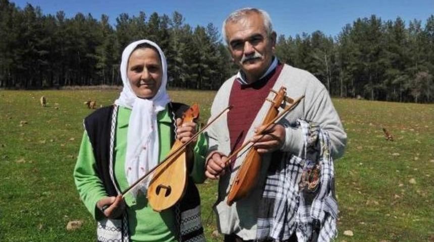 20 Yıllık &Ccedil;ift, 10 Yıldır Kemane &Ccedil;alıp T&uuml;rk&uuml; S&ouml;yl&uuml;yor