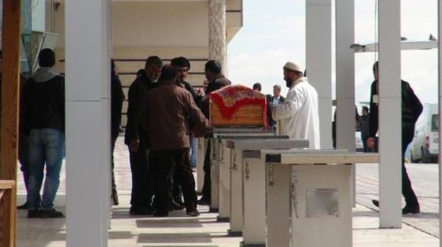 Mahkum Eşinin 'pembe Odada' &Ouml;ld&uuml;rd&uuml;ğ&uuml; Kadın Toprağa Verildi