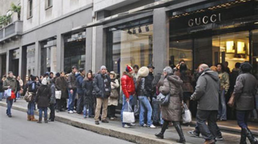 Bu İnsanlar Neyi Bekliyor?