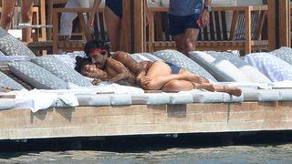 Umut Evirgen, sevgilisi Tuba Büyüküstün'ü öpücüklere boğdu 