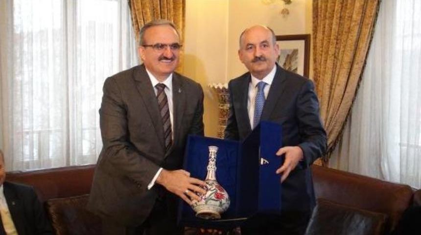 M&uuml;ezzinoğlu: Griple Ilgi Olağan&uuml;st&uuml; Bir Paniğe Gerek Yok