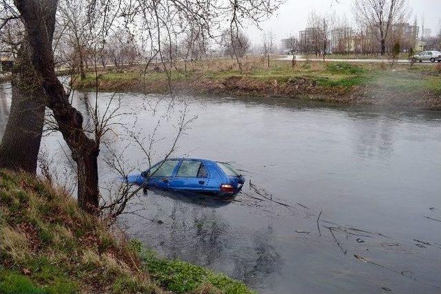 Virajı Alamayan Otomobil Ceyhan Nehri&rsquo;ne U&ccedil;tu 1