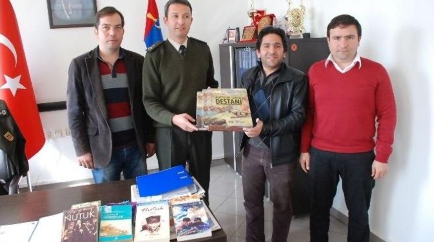 Didim 75 Gen&ccedil;lik&rsquo;ten Jandarmaya Kitap Bağışı