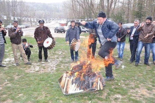 Ekinözü’nde Nevruz Ateşini Kar Ve Yağmur Da Söndüremedi