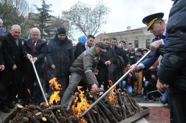 Eskişehir'de Kar Yağışı Altında Nevruz Kutlaması