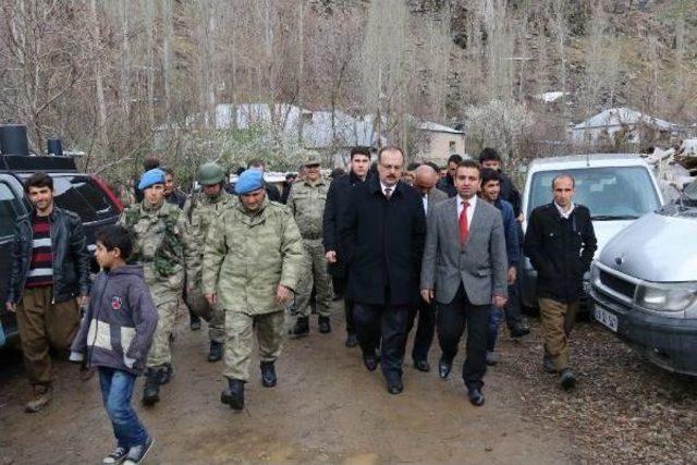 Hakkari Valisi Canbolat, K&ouml;yleri Ziyaret Etti 1