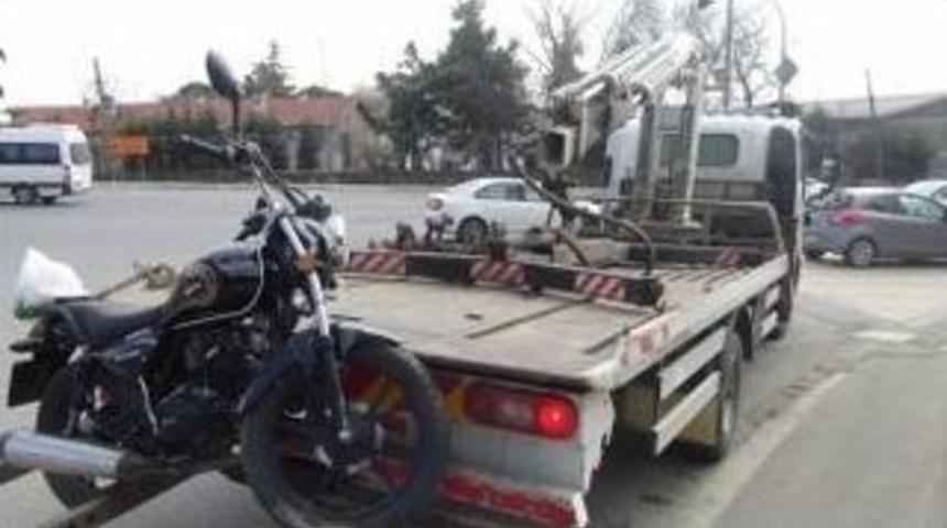 Kırmızı Işıkta Ge&ccedil;en Motosiklet S&uuml;r&uuml;c&uuml;s&uuml; Kaza Yaptı