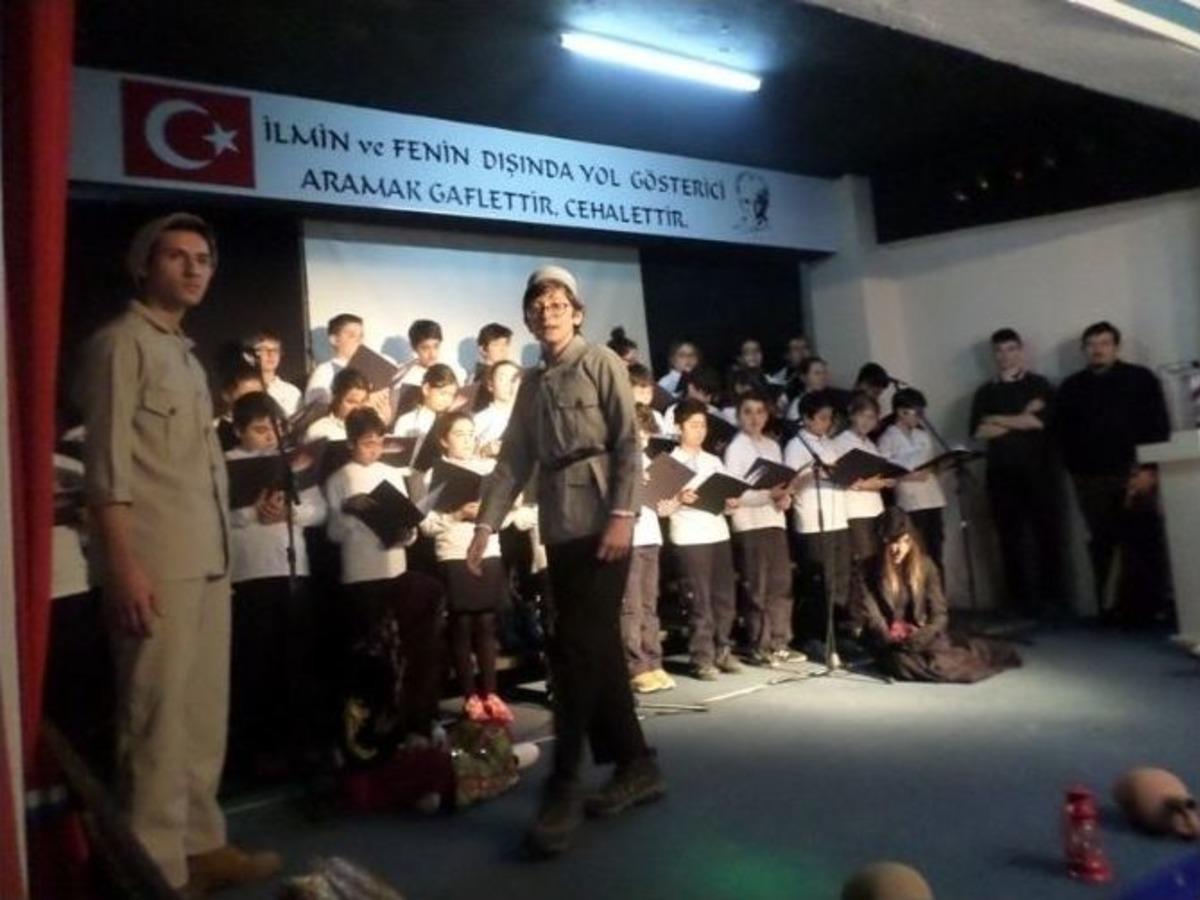 Bah&ccedil;eşehir Kolejinde &Ccedil;anakkale Şehitlerine Coşkulu Anma