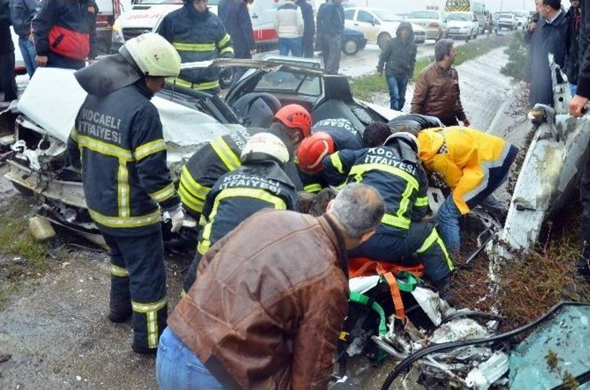 Kandıra Yolunda Feci Kaza: 1 &Ouml;l&uuml;, 2 Ağır Yaralı