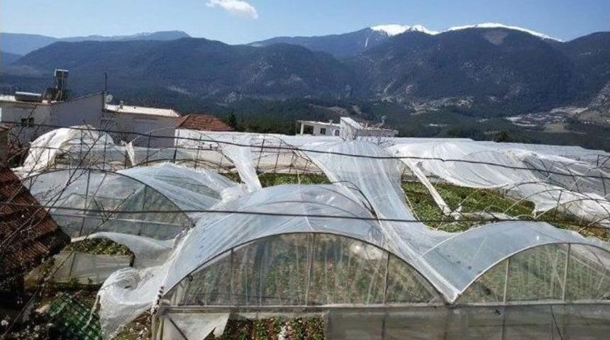 Finike&rsquo;de Hortum Seralara Zarar Verdi