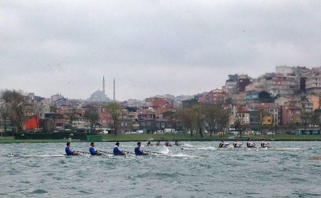 Haliç’te Kürek Yarışlarının Galibi Kadir Has Üniversitesi