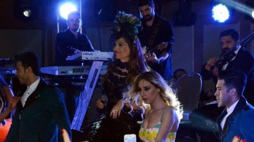 Demet Akalın'dan Konserinde Kavga Eden &Ccedil;ifte &lsquo;Konsantrasyonumu Bozdunuz' Tepkisi