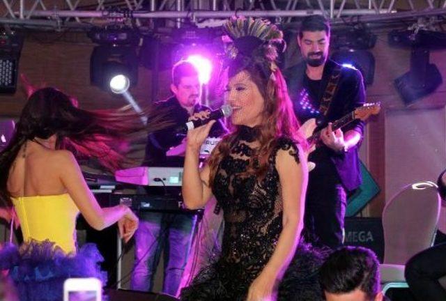 Demet Akalın dan Konserinde Kavga Eden Çifte ‘Konsantrasyonumu Bozdunuz Tepkisi 1