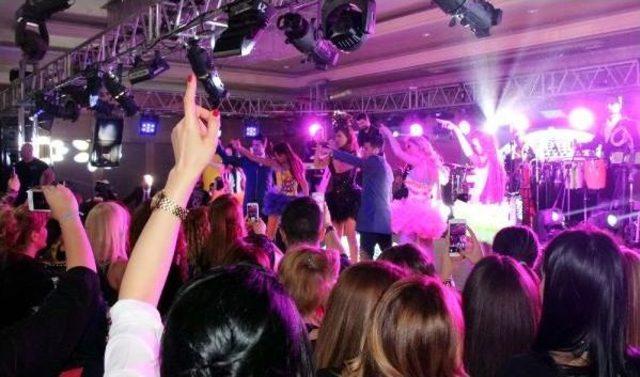 Demet Akalın dan Konserinde Kavga Eden Çifte ‘Konsantrasyonumu Bozdunuz Tepkisi 2