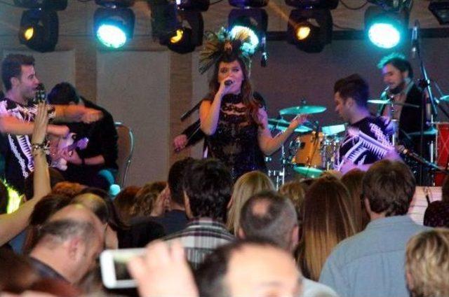 Demet Akalın dan Konserinde Kavga Eden Çifte ‘Konsantrasyonumu Bozdunuz Tepkisi 3